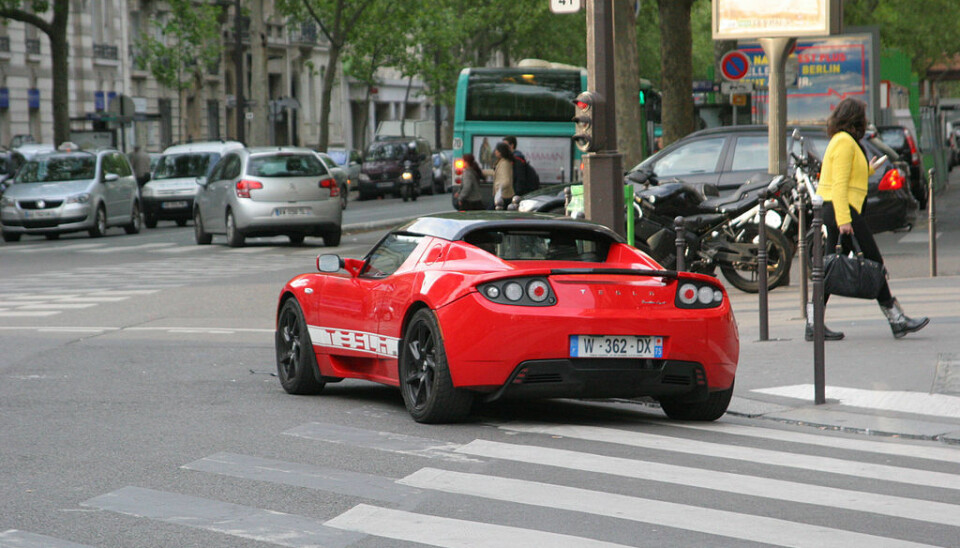 En Tesla på en fotgjengerovergang i Paris. Foto: Alexander Baranov [CC BY 2.0]