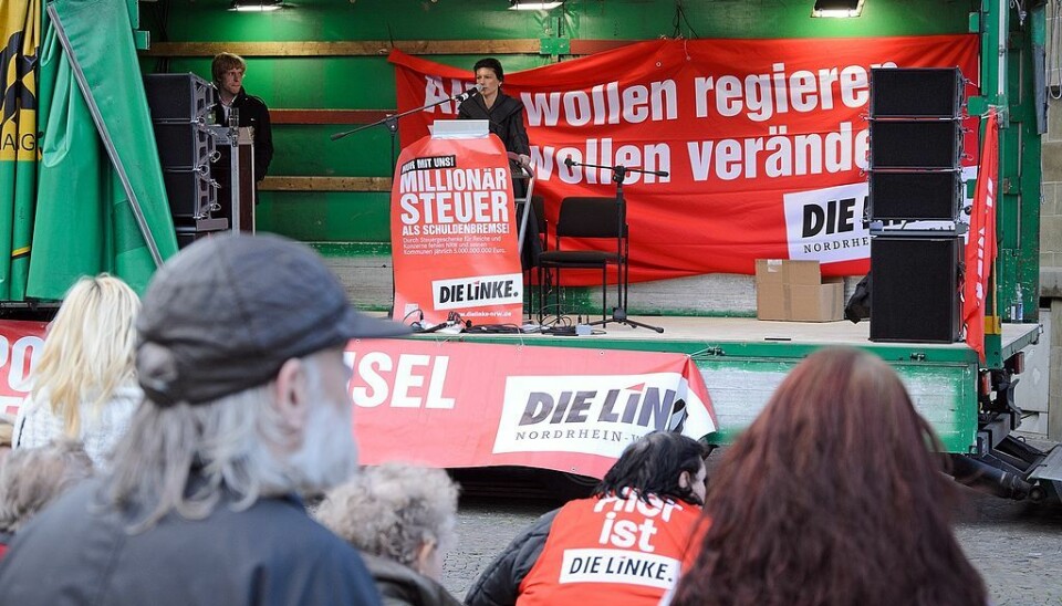Sahra Wagenknecht taler på et partiarrangement. Foto: Dirk Vorderstraße [CC BY 2.0]