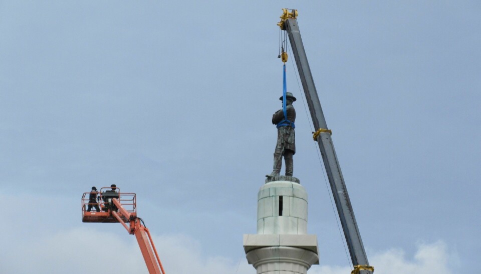 Statue av general Robert E. Lee blir fjernet i New Orleans.