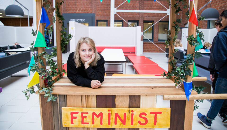 Ulrikke Falch ønsker å overbevise alle elevene på Mysen videregående skole om at de er feminister. Foto: Xueqi Pang/NRK