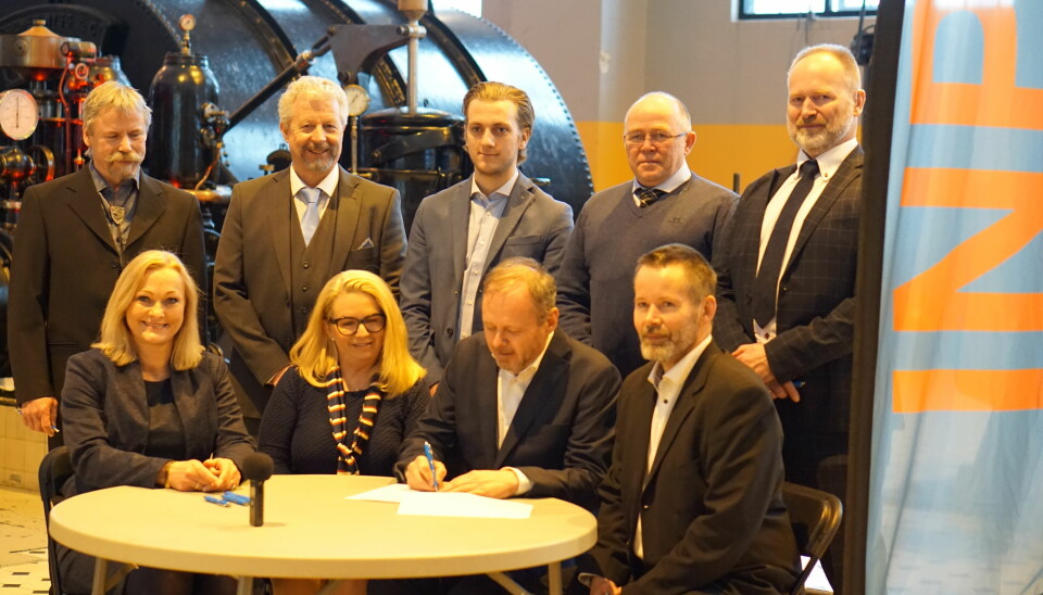 Partileder Owe Ingemann Waltherzøe signerer under stiftelsen av Industri- og næringspartiet på Rjukan i 2020. Nå er det konflikt mellom Waltherzøe og landsstyret i partiet.
