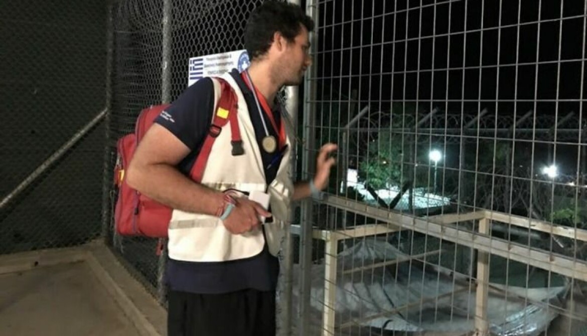 En helsearbeider på vei inn i flyktningleiren Moria på Lesvos