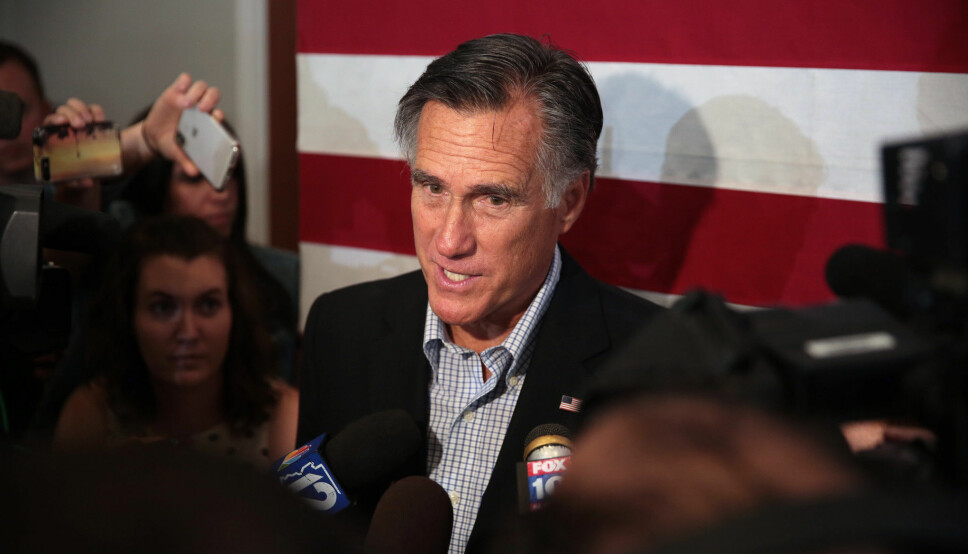 Senator Mitt Romney har ingen nåværende forbindelse til gruppen som kaller seg «Romney Alumni for Biden», men har tidligere vært en av de fremste republikanske kritikerne av Trump i Kongressen. Romney stemte blant annet for å dømme Trump for maktmisbruk under riksrettssaken i februar.