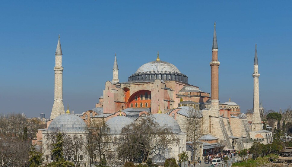I tråd med president Recep Tayyip Erdogans ønske ble det i sommer holdt muslimsk fredagsbønn i Hagia Sofia for første gang på 80 år. Forfatter og nobelprisvinner Orhan Pamuk skrev i forferdelse at gudstjenesten markerte et uopprettelig brudd med det sekulære Tyrkia, grunnlagt i 1923 av landsfaderen Atatürk på ruinene av osmanernes imperium.