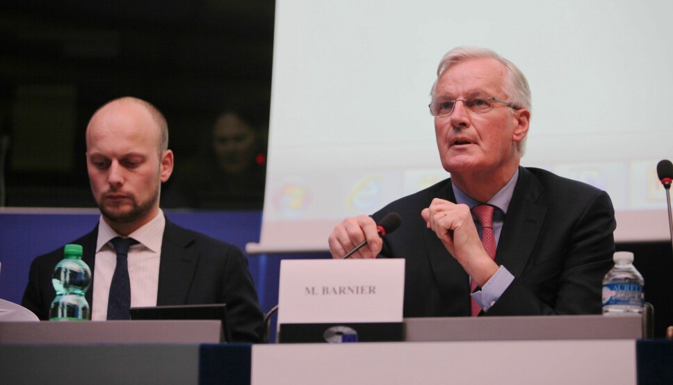 Georg Riekeles (t.v.) har vært rådgiver for EUs sjefsforhandler Michel Barnier gjennom forhandlingene mellom EU og Storbritannia.