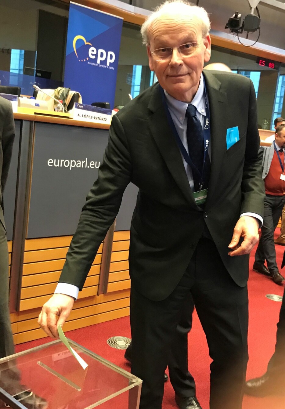 Michael Tetzschner avlegger stemme for suspensjon av Fidesz fra European People's Party (EPP) i mars 2019.