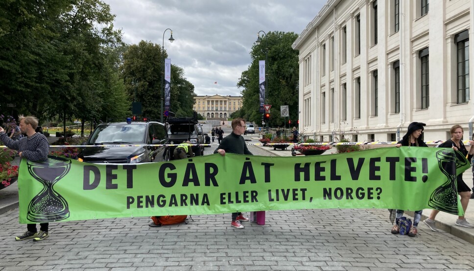 Svenske demonstranter tilknyttet Extinction Rebellion markerte sin misnøye med norsk energipolitikk på Karl Johan 24. august 2021.