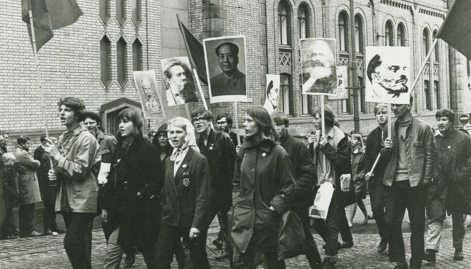 Ungdom i et demonstrasjonstog utenfor Stortinget 1. mai 1968.