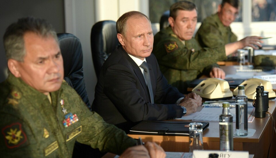 Vladimir Putin og forsvarsminister Sergej Sjojgu (t.v.)