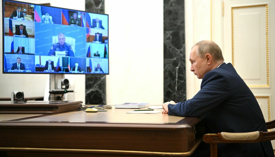 Vladimir Putin leder et møte med sin nærmeste krets