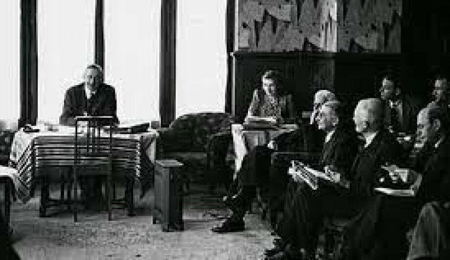 Friedrich Hayek til venstre under åpningsforedraget 1. april 1947.