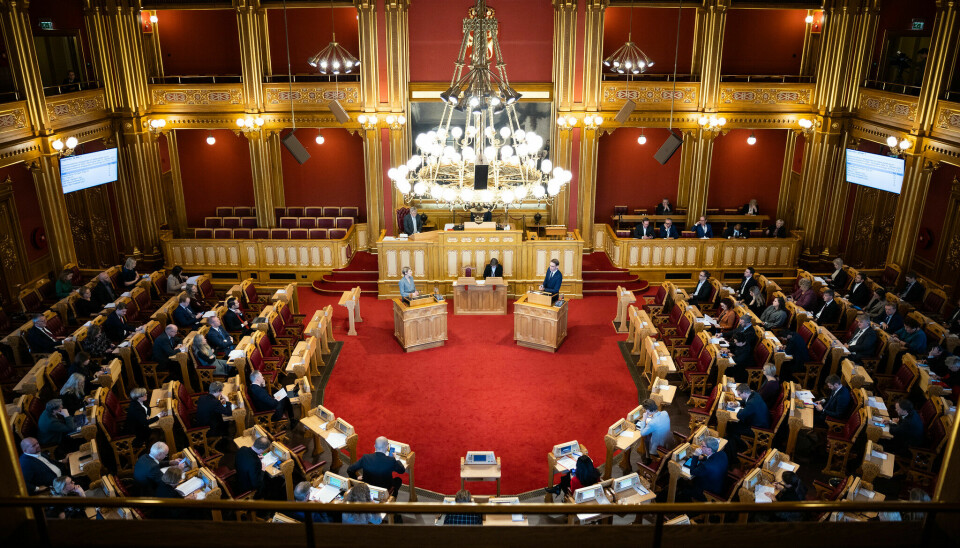 Mandag stemte et flertall i Stortinget for innføring av ny § 4-3a i smittevernloven. Et vedtak som bryter med demokratiske prinsipper, skriver professor Morten Walløe Tvedt. Bildet er tatt fra et annet møte i Stortinget.