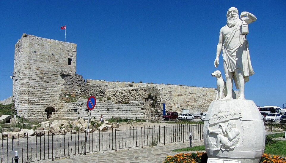 Ikke alle tyrkere er begeistret for statuen av filosofen Diogenes i byen Sinop. For enkelte virker det litt rart å hedre en type som Diogenes, med sin grisete oppførsel. For andre har derimot det patriotiske sentimentet slått inn, ettersom Diogenes var gresk.