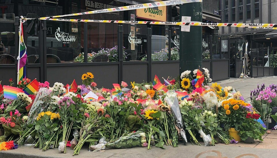 Blomster på plassen mellom London Pub, Per på hjørnet, Herr Nilsen og Tinghuset etter terroren 25. juni 2022.