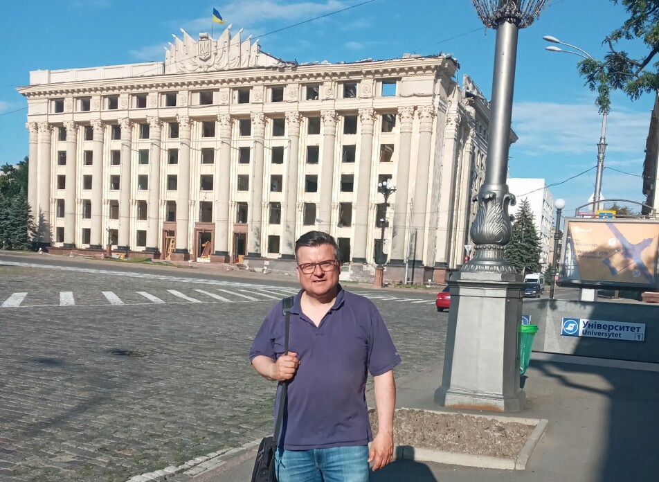 Forfatteren foran administrasjonsbygningen for Kharkiv fylke under turen i sommer.