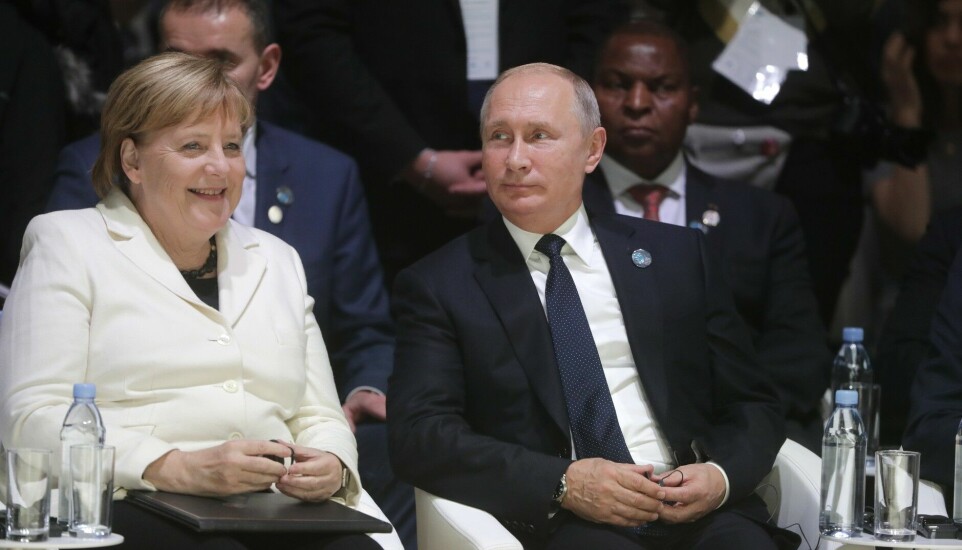Angela Merkel og Vladimir Putin på fredsforum i Paris i 2018.