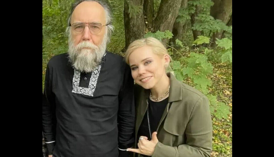 Darja Dugina ble drept av en bilbombe i helgen. Hennes far, Aleksandr Dugin, skulle vært i bilen med henne. Nå spekuleres det i hvem som står bak drapet og hvorfor.