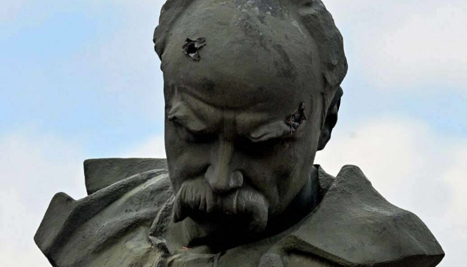 Statuen av den ukrainske nasjonalpoeten Taras Sjevtsjenko i Borodjanka ved Kyiv hadde fått kulehull i hodet etter at russiske soldater hadde okkupert området.