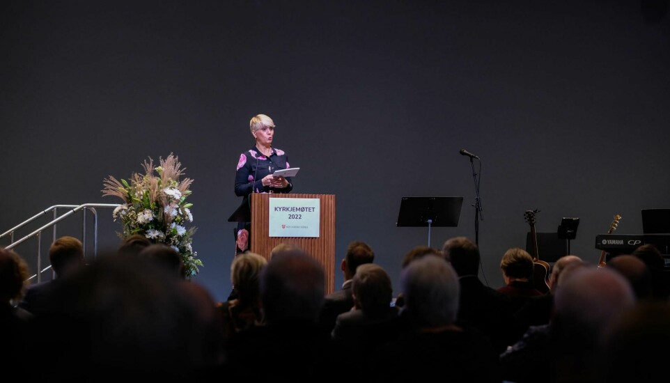 Kirkerådsleder Kristin Gunleiksrud Raaum taler under Kirkemøtet 2022.