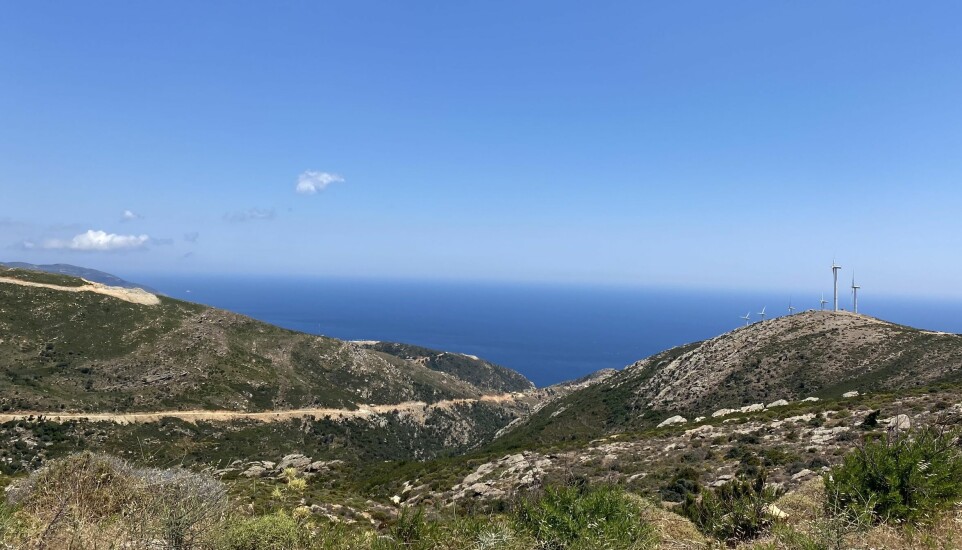 Evia er Hellas’ nest største øy, men ligger så nær fastlandet at det er broforbindelse ved byen Chalkida. Lenger sør på øya er det mindre bebyggelse, men man kan så vidt skimte Attika i det fjerne.