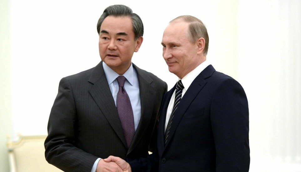 Kinas utenriksminister Wang Yi og Russlands president Vladimir Putin under et møte i Kreml i mars 2016.