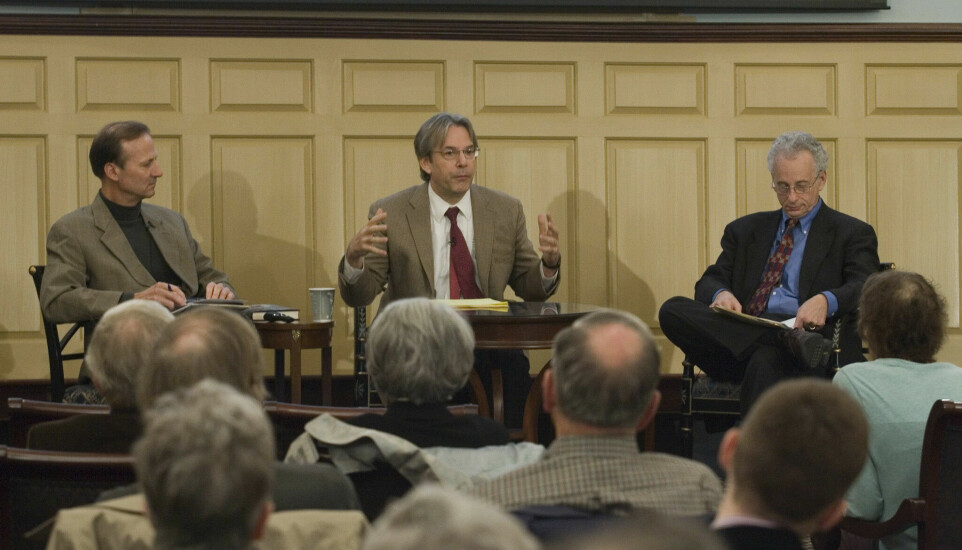 John Ikenberry (midten) er professor i internasjonal politikk ved Princeton University, og har i mange år markert seg som en ledende politisk tenker innen den liberale internasjonalisme-tradisjonen.