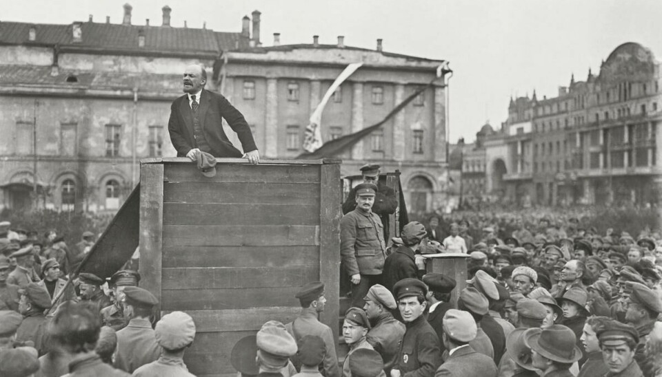 Lenin holder tale for Den røde armé foran Bolsjoj-teatret i Moskva i 1920. Til høyre i bildet står Lev Trotskij og Lev Kamenev.
