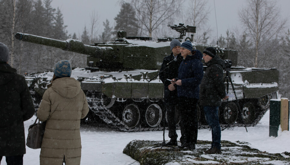 Finansminister Trygve Slagsvold Vedum, statsminister Jonas Gahr Støre og forsvarsminister Bjørn Arild Gram annonserte kjøp av stridsvogner på Rena 3. februar.