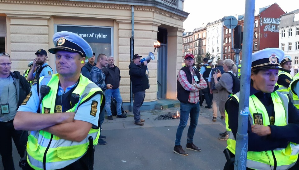 Bokbrenneren Rasmus Paludan er en klovn og en bølle. Ikke noe av det han gjør, fortjener respekt, skriver Kristin Clemet. På bildet holder dansk politi vakt mens Paludan brenner en Koran i Nørrebro i 2019.