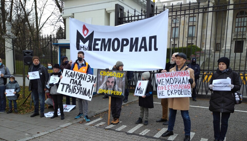 Støttemarkering for Memorial utenfor den russiske ambassaden i Warszawa i november 2021.