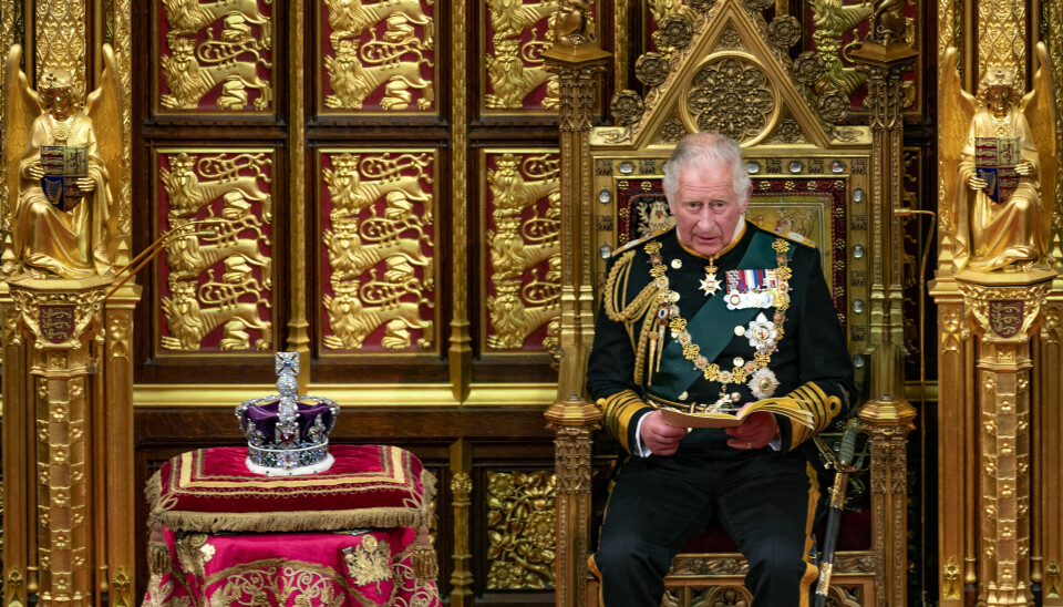 Prins Charles holder Dronningens tale for House of Lords i mai 2022 som sin mors stedsfortreder. Nå er det han selv som skal føre kongehuset videre. Det innebærer en vanskelig balansegang.