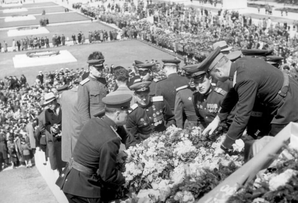 Sovjetiske soldater under innvielsen av minnesmerket i Treptower-parken i 1949.