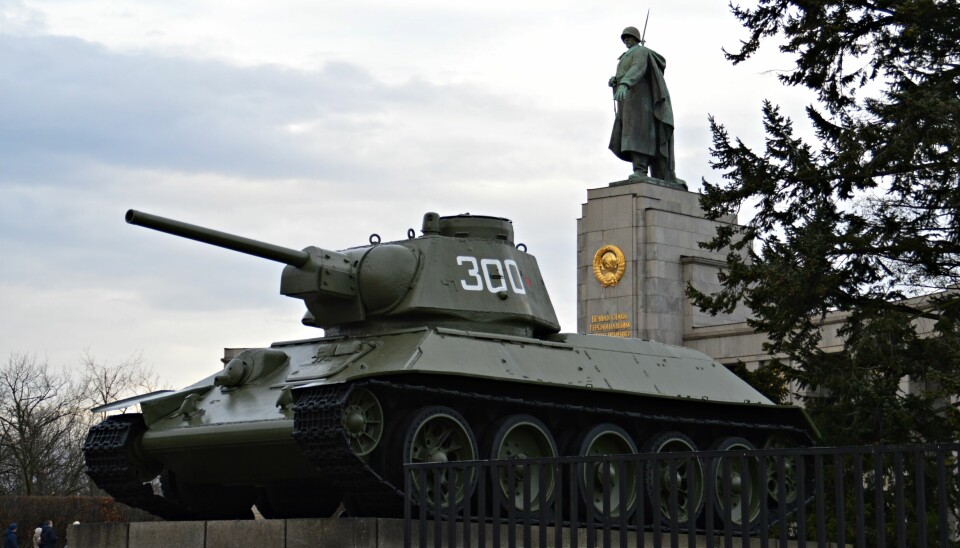Krigsminnesmerket i Tiergarten med en sovjetisk T-34 stridsvogn i forgrunnen