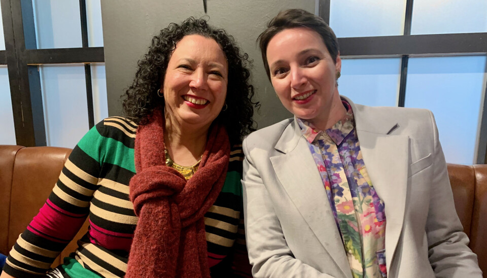 Maya Forstater (t.v.) mistet jobben i 2018, etter anklager om transfobiske tweets. I 2021 vant hun frem i retten. Rianne Vogels (t.h.), som mistet jobben på samme grunnlag, fikk også medhold i Hordaland tingrett tidligere denne måneden. – Da jeg hørte om en tilsvarende sak i Norge og ble bedt om å vitne, visste jeg at jeg måtte komme, forteller Forstater til Minerva.