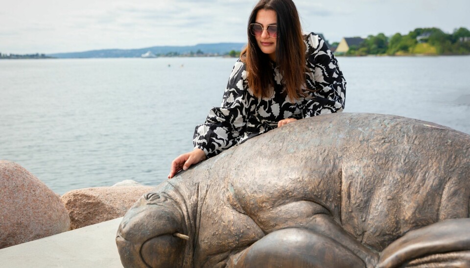 Astri Tonoian med sin skulptur i Kongen Marina, Oslo.