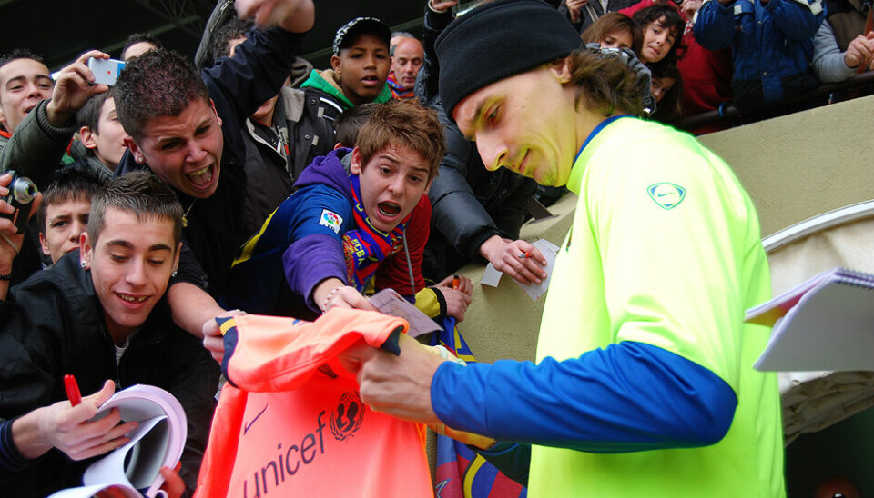 Zlatan Ibrahimovic signerer autografer til fans i Barcelona i 2010.