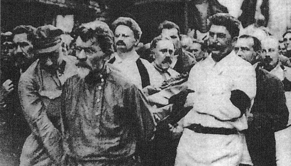 Feliks Dzerzjinskijs begravelse i 1926. Stalin, Trotskij, Kamenev, Rykov, Kalinin, Tomskij og Bukharin bærer kisten.