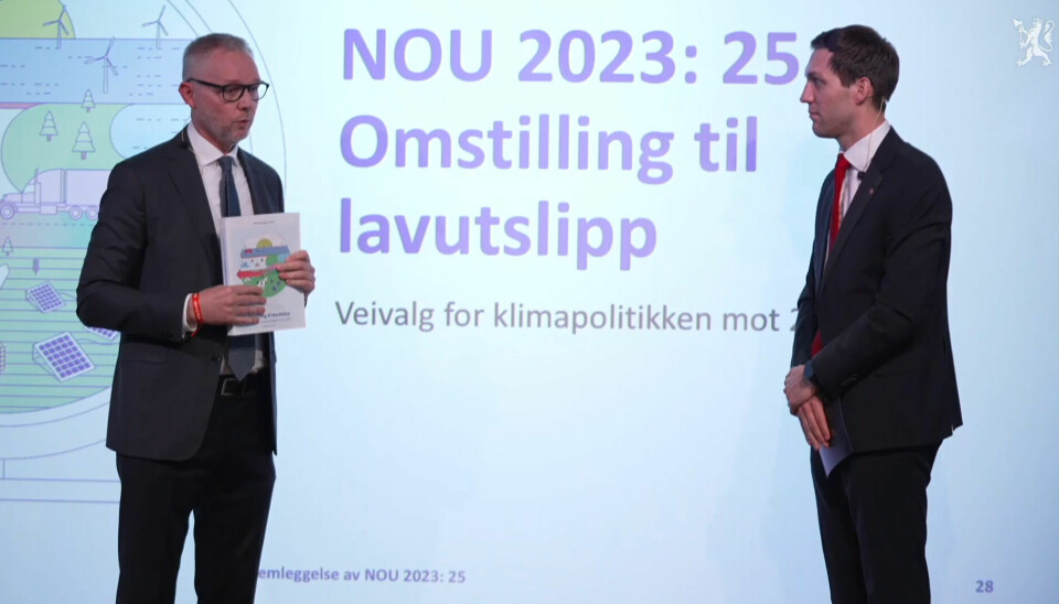 Klima- og miljøminister Andreas Bjelland Eriksen mottar Klimautvalget 2050 sin rapport fra utvalgsleder Martin Skancke i Stavanger 27. oktober 2023.