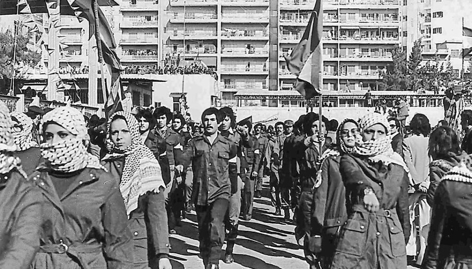 En palestinsk samling til støtte for Fatah i Beirut 1979. Borgerkrigen i Libanon kan ikke vurderes uten å se på den som en del av konflikten mellom Israel og Palestina, skriver artikkelforfatteren.