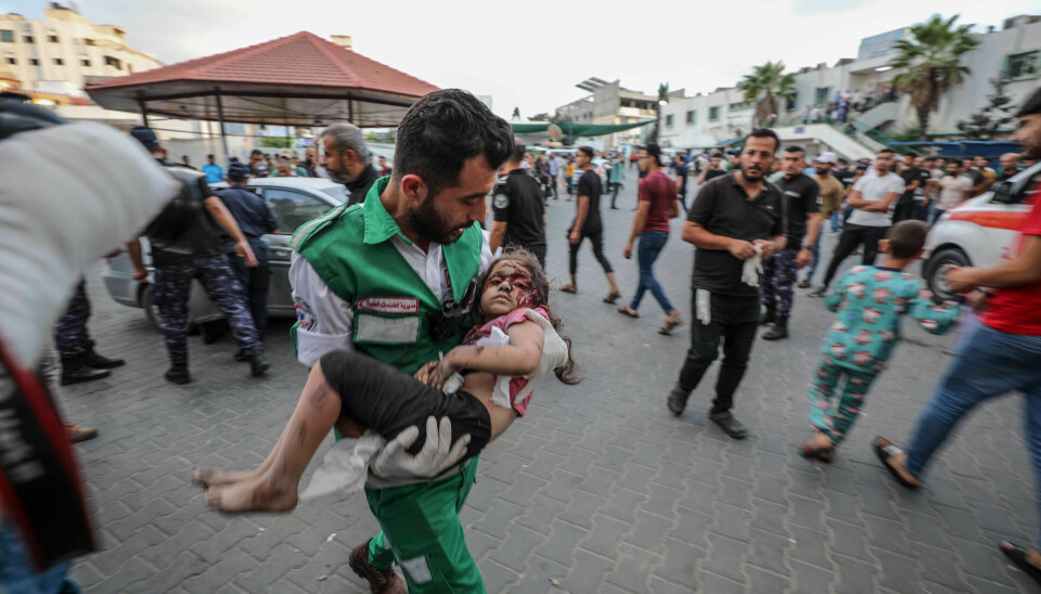 Helsepersonell transporterer et skadet palestinsk barn til Al Shifa-sykehuset i Gaza by etter et israelsk luftangrep 11. oktober 2023.
