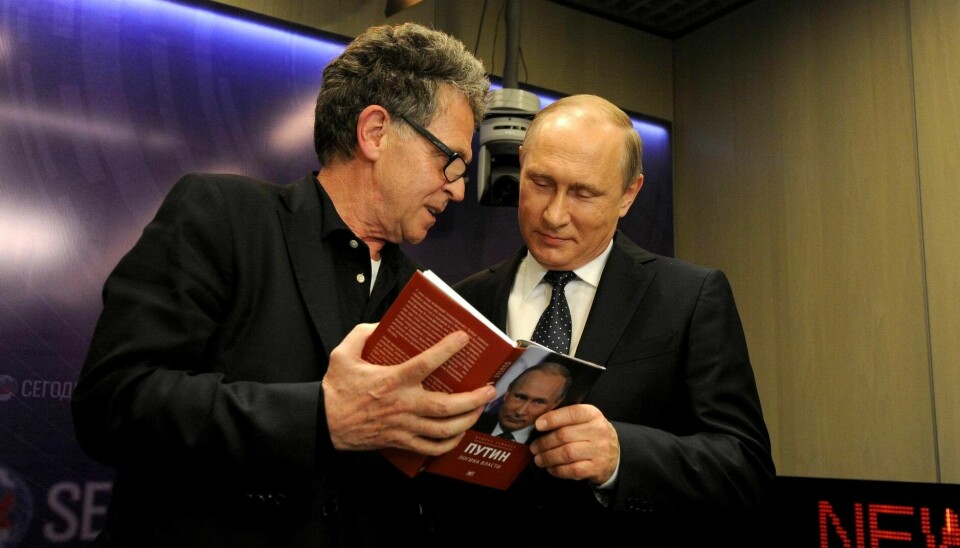 Den tyske journalisten Hubert Seipel viser president Vladimir Putin den russiske oversettelsen av Seipels biografi om presidenten i 2016.