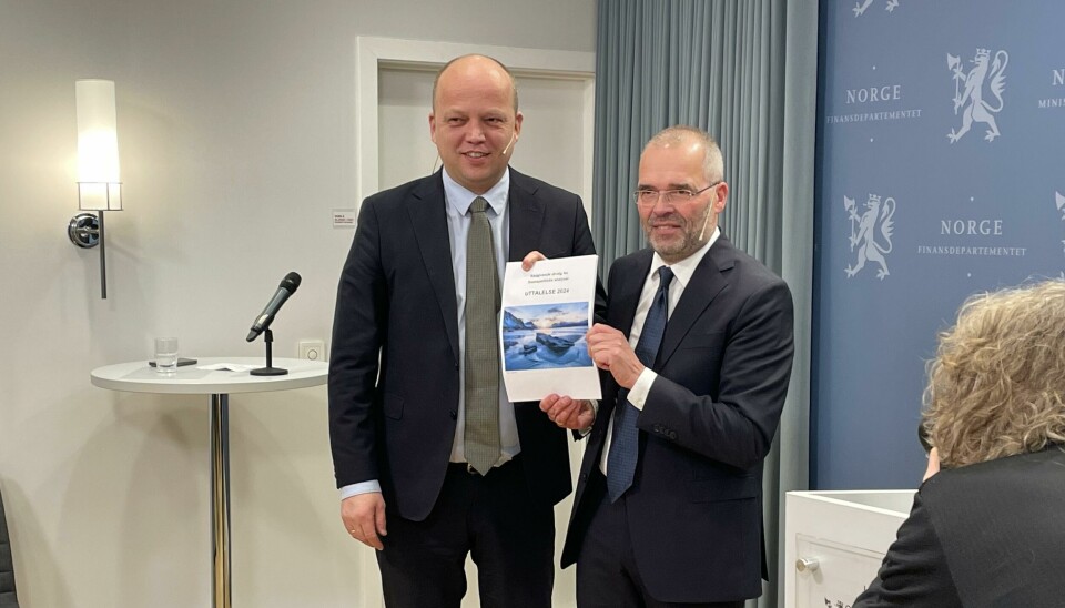 Finansminister Trygve Slagsvold Vedum mottar Finanspolitikkutvalgets årlige rapport fra leder Ragnar Torvik.