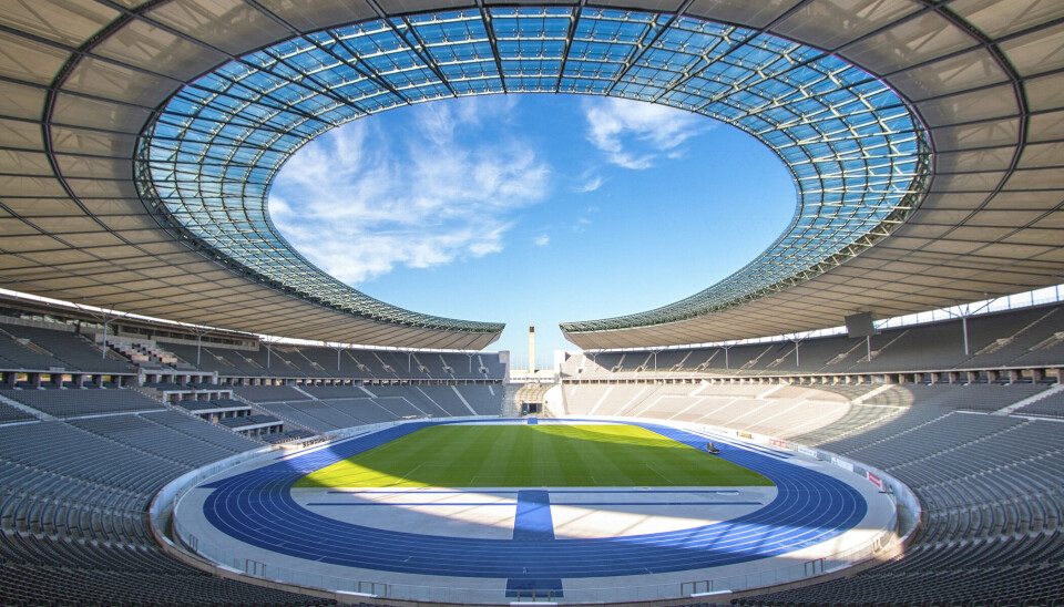 Søndag møtes Spania og England i EM-finalen på Olympiastadion i Berlin. Adam Njå mener spillets popularitet kan fortelle mye om mennesket.
