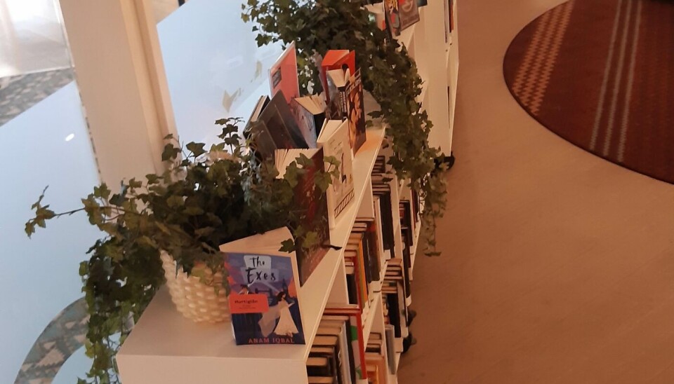 Under potteplantene titter bøkene frem