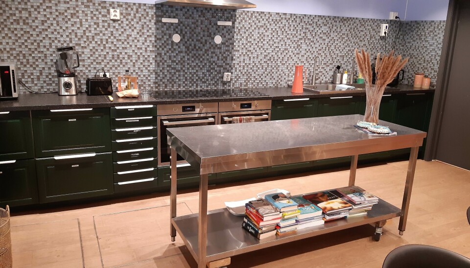 Nærmest kjøkkengulvet kan man skimte noen bøker