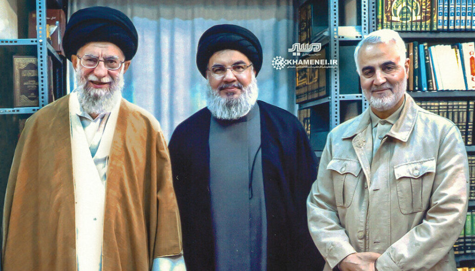 Irans øverste leder ayatolla Ali Khamenei med Hizbollah-leder Hassan Nasrallah og leder av Quds-styrken Qasem Soleimani. Nasrallah ble nylig drept i et israelsk luftangrep, mens Soleimani ble drept av et amerikansk luftangrep i januar 2020.
