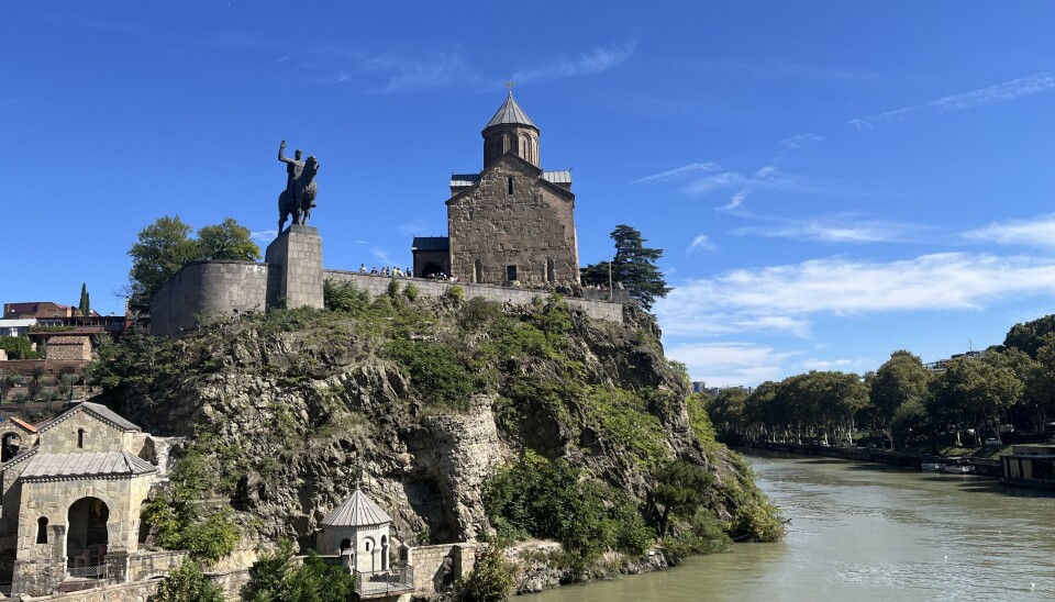 Sentralt i Tbilisi, like ved Kura-elva med gamlebyen på motsett side, står den ortodokse Metekhi-kyrkja. Den krigande kong Vakhtang Gorgasali, som grunnla Tbilisi, ruvar på hesten.