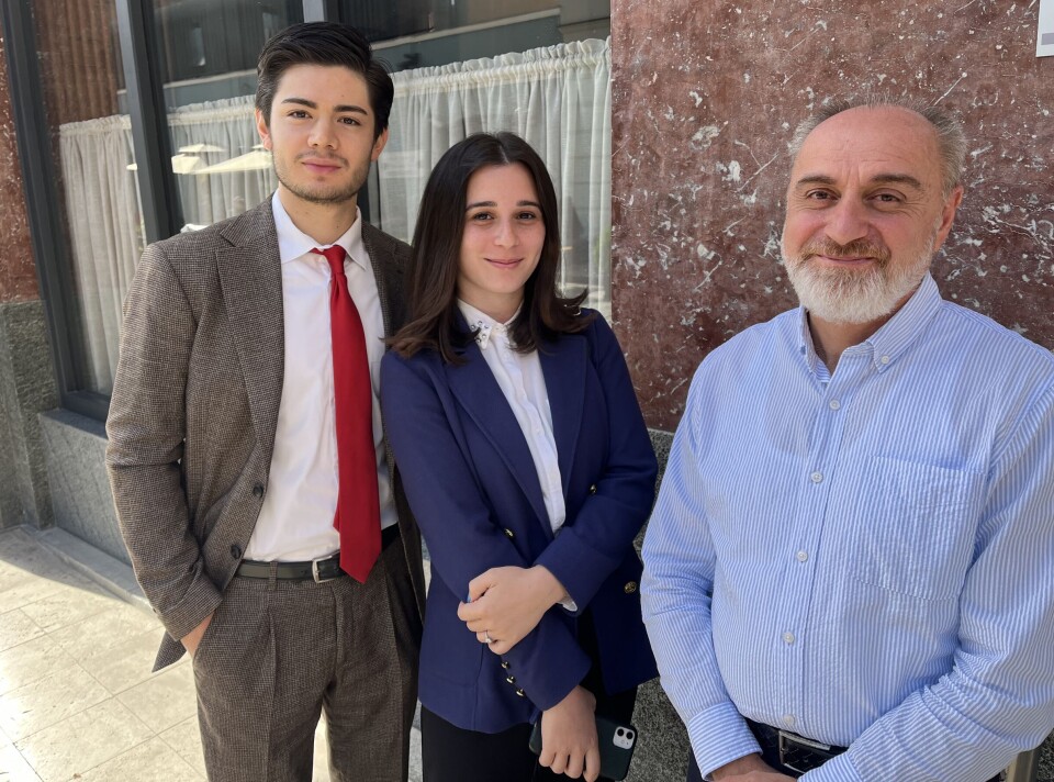 Pastor Zaal Tkeshelashvili (t.h.) saman med ekteparet Dea Darsila og Rene Lomas fryktar for framtida til både kyrkja si og landet dersom regjeringspartiet Georgias Draum vinn valet.