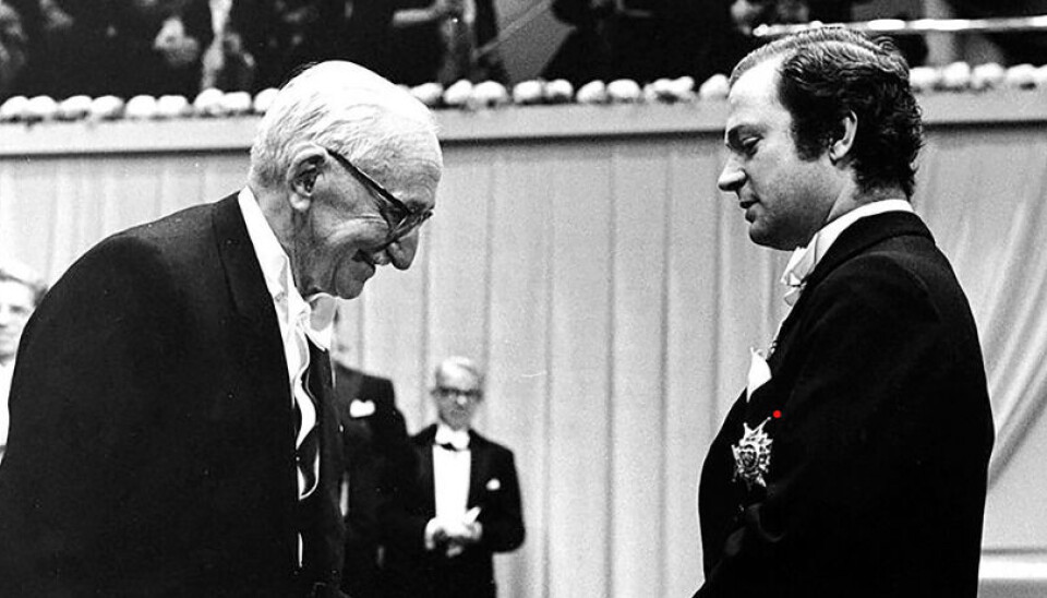 Friedrich Hayek mottar nobelprisen i økonomi fra kong Carl Gustaf av Sverige i 1974.