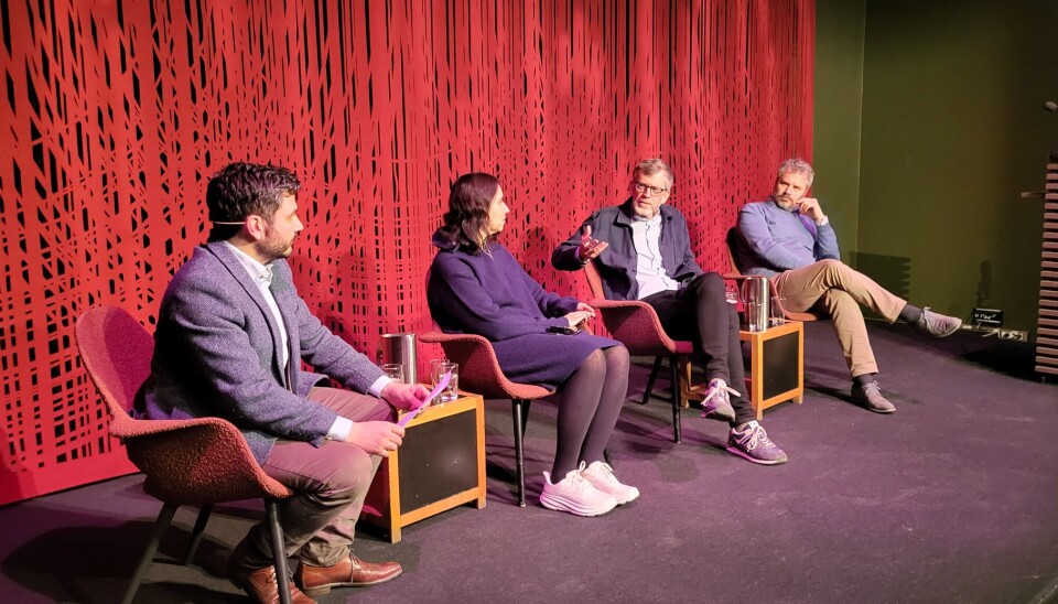 Minervas nyhetsredaktør Alexander Z. Ibsen, VG-kommentator Shazia Majid, politisk redaktør i Aftenposten Kjetil B. Alstadheim og Minervas ansvarlige redaktør Nils August Andresen diskuterte monarkiet under lanseringen av det første kvartalstidsskriftet i 2025 på Litteraturhuset i Oslo.